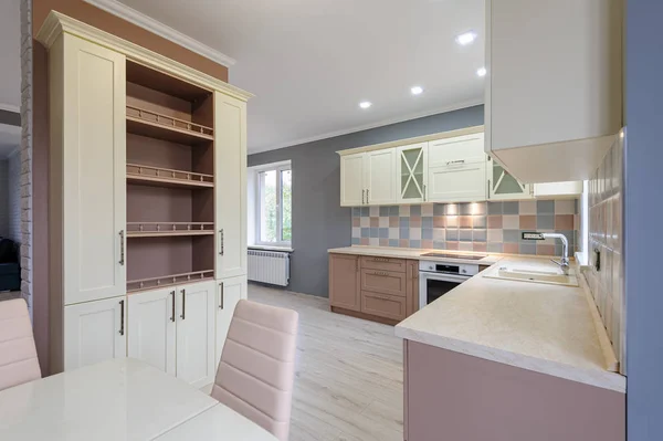Современный роскошный прованс в стиле серый, розовый и кремовый кухонный интерьер — стоковое фото