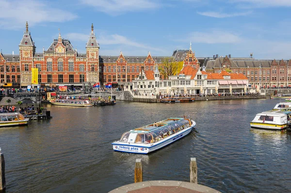 Sightseeng à Canal Boats à côté de la gare centrale d'Amsterdam — Photo