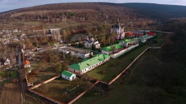 Вид с орбитального дрона на монастырь Курчи в Оргееве, Молдова — стоковое видео