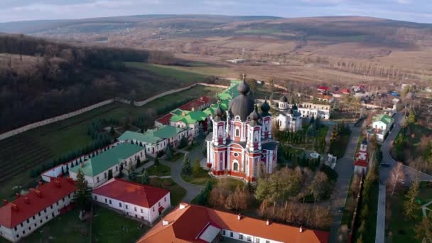 モルドバオルヘイのクルチ修道院の軌道上の空中ドローンビュー — ストック動画