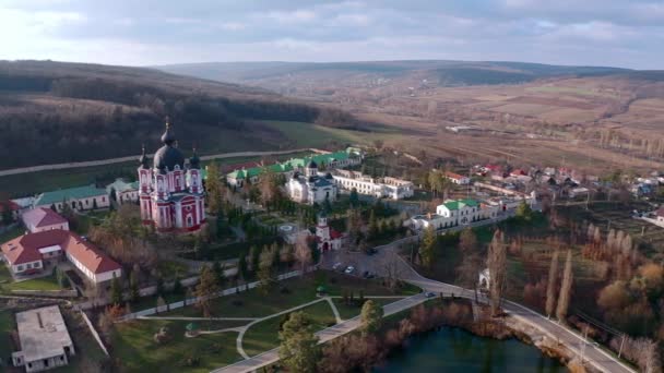 Вид с орбитального дрона на монастырь Курчи в Оргееве, Молдова — стоковое видео