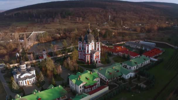 Вид с орбитального дрона на монастырь Курчи в Оргееве, Молдова — стоковое видео