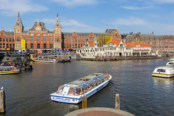Visites touristiques à Canal Boats à côté de la gare centrale d'Amsterdam — Photo