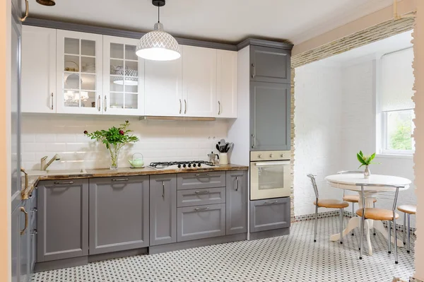 Moderno cinza e branco interior de cozinha de madeira — Fotografia de Stock