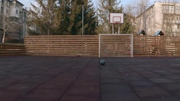 Mini campo de futebol e basquete vazio ao ar livre — Vídeo de Stock