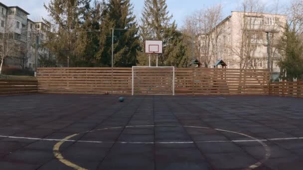 Mini campo de futebol e basquete vazio ao ar livre — Vídeo de Stock