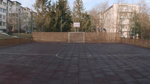 Prázdné venkovní mini fotbalové a basketbalové hřiště — Stock video