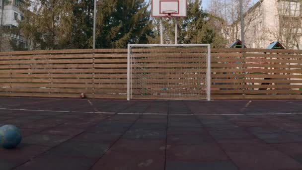 Prázdné venkovní mini fotbalové a basketbalové hřiště — Stock video