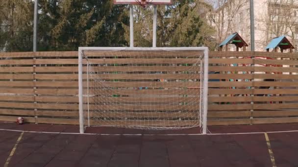 Pusty odkryty mini boisko do piłki nożnej i koszykówki — Wideo stockowe