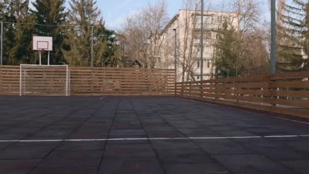 Mini campo de futebol e basquete vazio ao ar livre — Vídeo de Stock