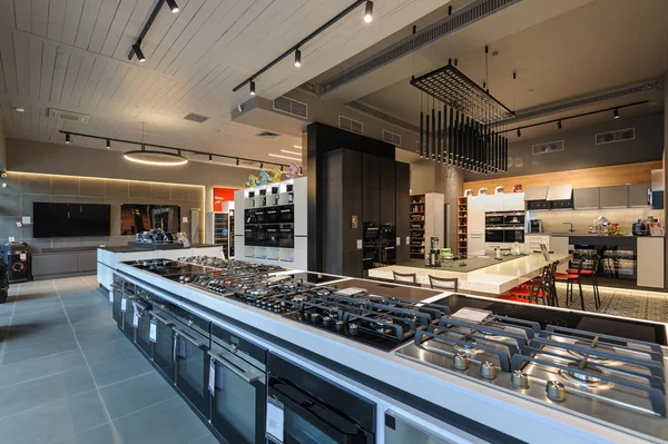 Novos fogões a gás na sala de exposições da loja de apliance — Fotografia de Stock