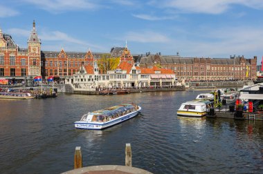 Amsterdam Merkez İstasyonu yakınlarındaki Canal Boats de Sightseeng