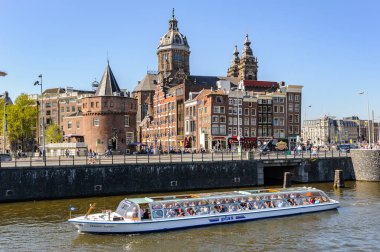Amsterdam Merkez İstasyonu yakınlarındaki Canal Boats de Sightseeng
