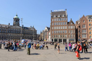 İlkbahar zamanı Amsterdam 'ın Baraj Meydanı' nda turist kalabalığı