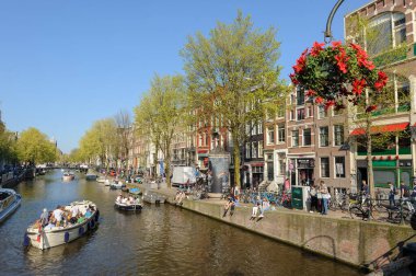 İlkbaharda Amsterdam 'ın kanal bölgesindeki insanlar