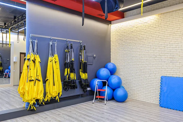 Modern spor salonunda traktör kayışları ve fitness topları — Stok fotoğraf