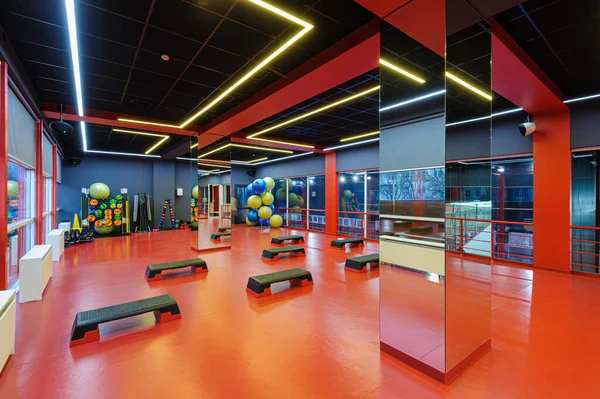 Wnętrze sali gimnastycznej aerobiku z pokładami — Zdjęcie stockowe