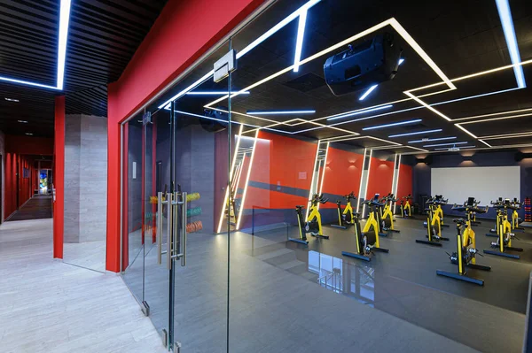 Aerobik spinning indoor bikes siłownia za szklane drzwi — Zdjęcie stockowe