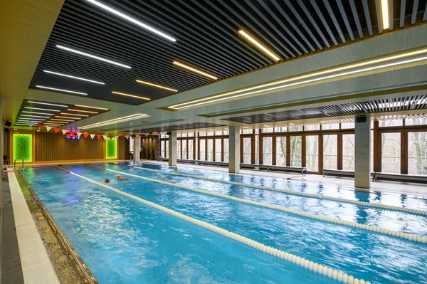 Розкішний спортивний критий басейн з інтер'єром смуг — стокове фото