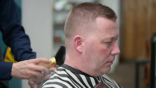 Mens haircut in Barbershop. Close-up of master uses hair dryer and brush to finish the hair styling — Αρχείο Βίντεο