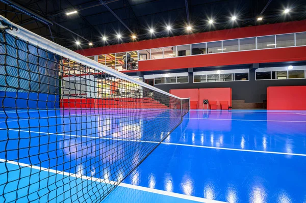 Blue colored empty indoor tennis court — 图库照片