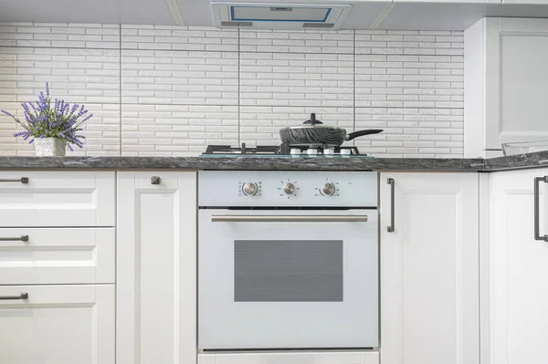 Modern fehér konyha belső, elölnézeti — Stock Fotó