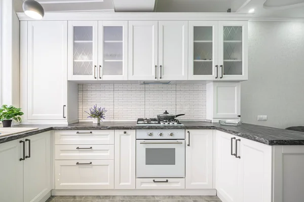 Moderne weiße Kücheneinrichtung — Stockfoto