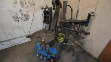 Lastik tamirhanesinde özel lastik montajı ve sökme ekipmanları