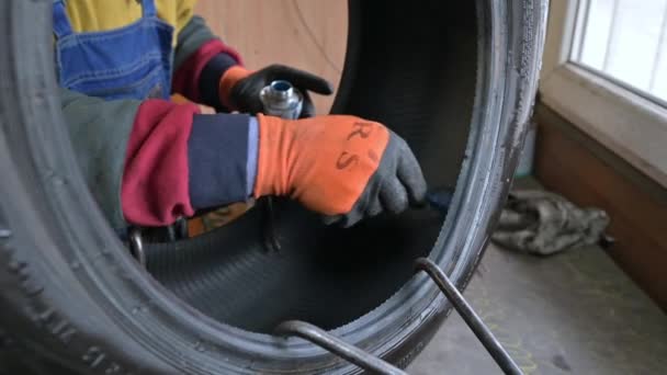 Trabalhador profissional corrige perfuração de pneu de carro na garagem — Vídeo de Stock