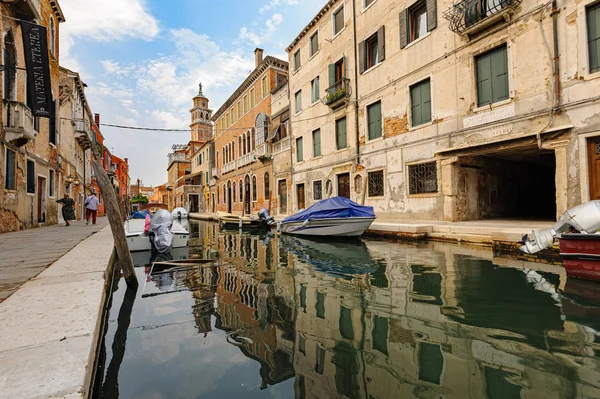 Venecia, Italia. Turistas caminando en las aceras a un lado de los canales en la parte histórica de la ciudad — Foto de Stock