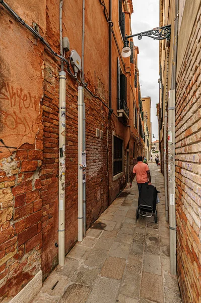 Enge straße von venedig, italien — Stockfoto