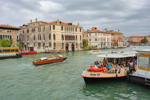 Venecia, Italia. Pequeño barco de pasajeros lleva turistas a través de la ciudad — Foto de Stock
