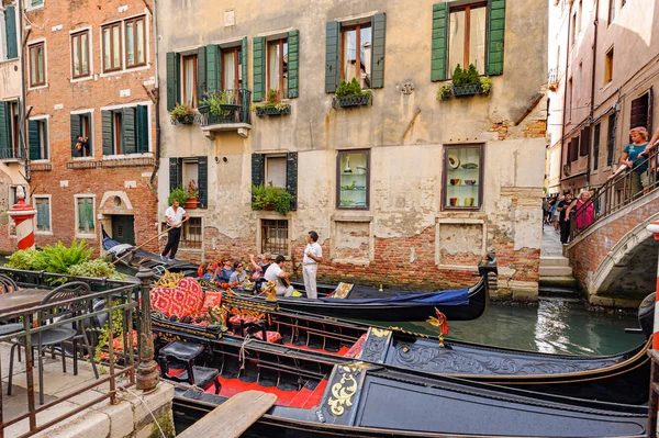 Venecia, Italia. Turistas montando góndolas mientras escuchan al cantante en el canal veneciano — Foto de Stock
