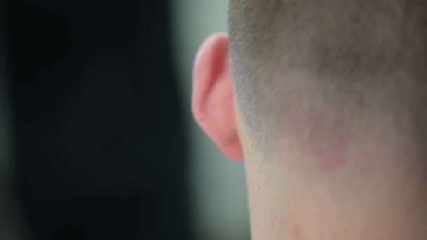 Joven hombre corte de pelo en la barbería. Primer plano del cabello de recorte maestro con clipper — Vídeo de stock