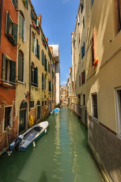 Venedik, İtalya. Şehrin tarihi bölgesinde kanal daraltıldı — Stok fotoğraf