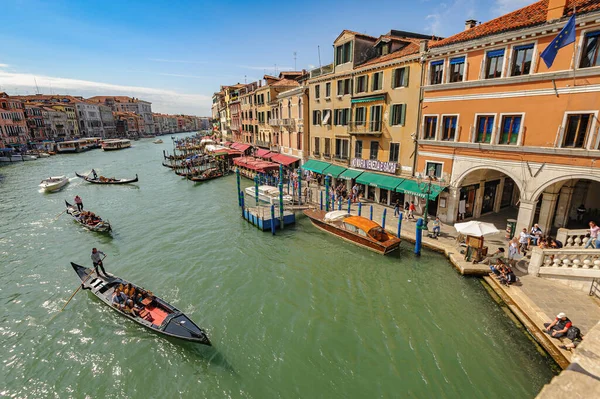 Venecia, Italia. Pequeño barco de pasajeros lleva turistas a través de la ciudad — Foto de Stock