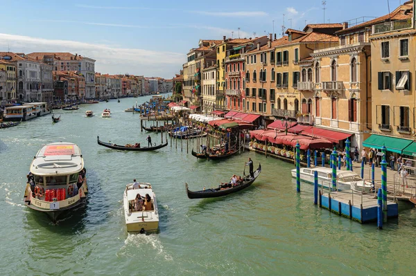 Venecia, Italia. Pequeño barco de pasajeros lleva turistas a través de la ciudad — Foto de Stock