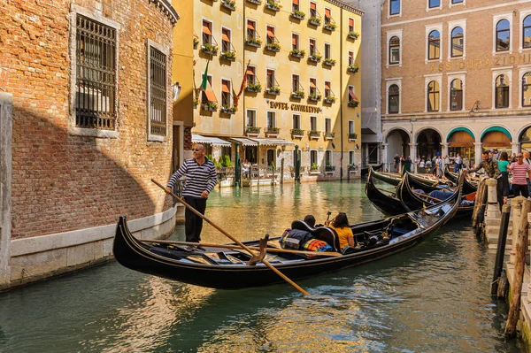 Venecia, Italia. Turistas montando góndolas — Foto de Stock
