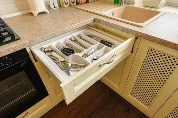 Відкрита кухонна шухляда зі срібним посудом всередині — стокове фото