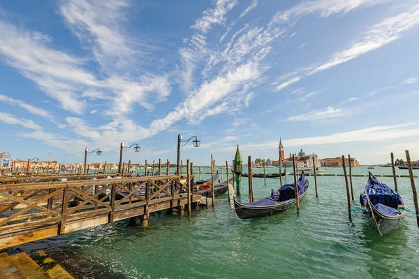 Venecia, Italia, Gondolas aparcado en el Gran Canal — Foto de Stock