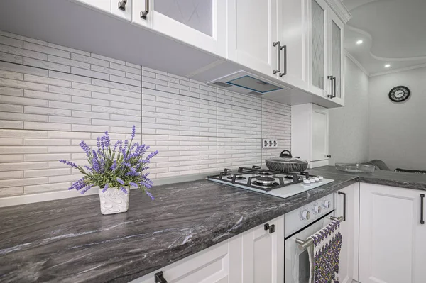 Moderne witte keuken interieur — Stockfoto