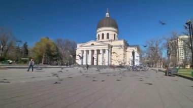 Cisinau, Moldova 'nın merkezindeki Katedral Meydanı parkında olağandışı az sayıda insan, covid-19 virüsü tehdidi nedeniyle olağanüstü hal sırasında