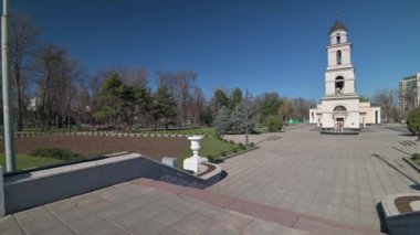 Cisinau, Moldova 'nın merkezindeki Katedral Parkı' nda olağanüstü hal sırasında çok az insan, covid-19 virüsü tehdidi nedeniyle