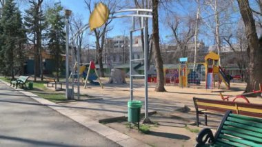 Cisinau, Moldova 'nın merkezindeki Katedral Meydanı' ndaki boş çocuk parkı, covid-19 virüsü tehdidi nedeniyle olağanüstü hal sırasında boşaltıldı.