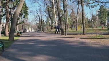 Cisinau, Moldova 'nın merkezindeki Stefan the Great Park' taki polis devriyesi, covid-19 virüsü tehdidi nedeniyle olağanüstü hal sırasında