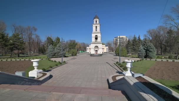 Почти пустой соборный парк в центре Кишинева во время чрезвычайного положения из-за угрозы вируса ковид-19 — стоковое видео