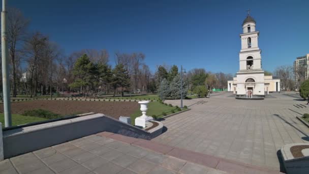 Unisualmente poche persone in parco di cattedrale nel centro di Chisinau, Moldova durante stato di emergenza dalla ragione di minaccia di virus covid-19 — Video Stock