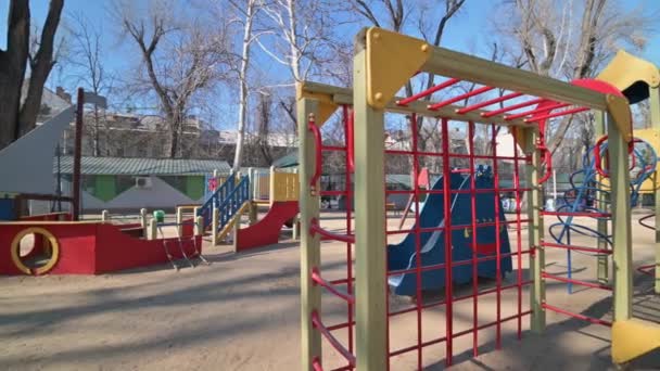 Parque infantil vacío en el parque de la plaza de la catedral en el centro de Chisinau, Moldavia durante el estado de emergencia debido a la amenaza del virus covid-19 — Vídeos de Stock