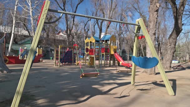 Aire de jeux vide pour enfants dans le parc de la place de la cathédrale dans le centre de Chisinau, Moldavie en état d'urgence en raison de la menace de virus covid-19 — Video