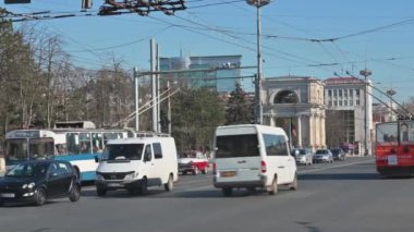 Moldova 'nın Chisinau kentindeki Büyük Millet Meclisi Meydanı' nda gündüz ulaşım trafiği